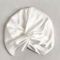 Bonnet en satin blanc